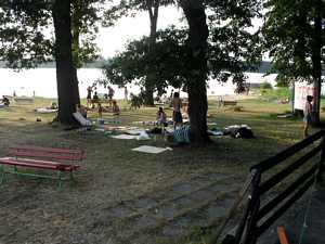 Účastníci workshopů na pláži Ostende