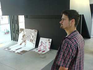 Jakubův kolega zapózoval před opuštěnými obrazy dalšího malíře mužského pohlaví, kterého jsem nezastihl. Pózující se vyjádřil, že tyhle obrazy jsou výborné.